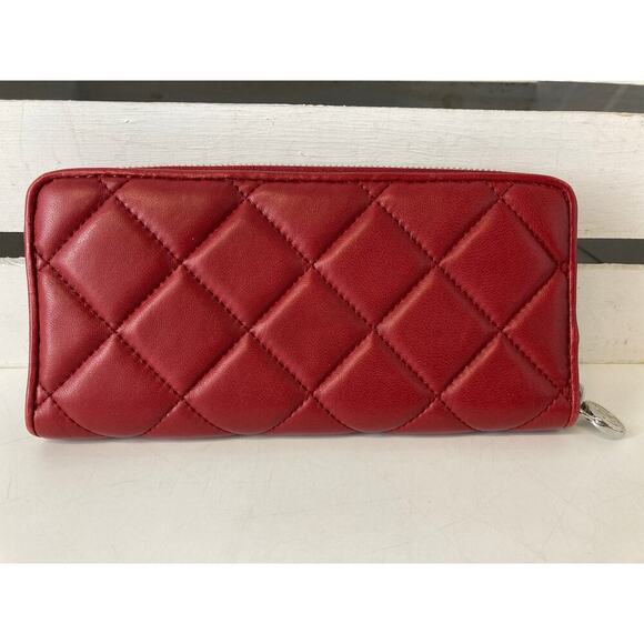 MICHAEL KORS, LARGE RED LEATHER QUILTED ZIP AROUND WALELT - Picture 4 of 16